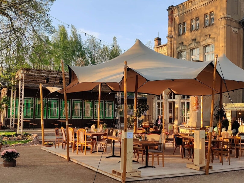 Essens- und Sozialbereich des Festivals mit Tanz und guter Stimmung.