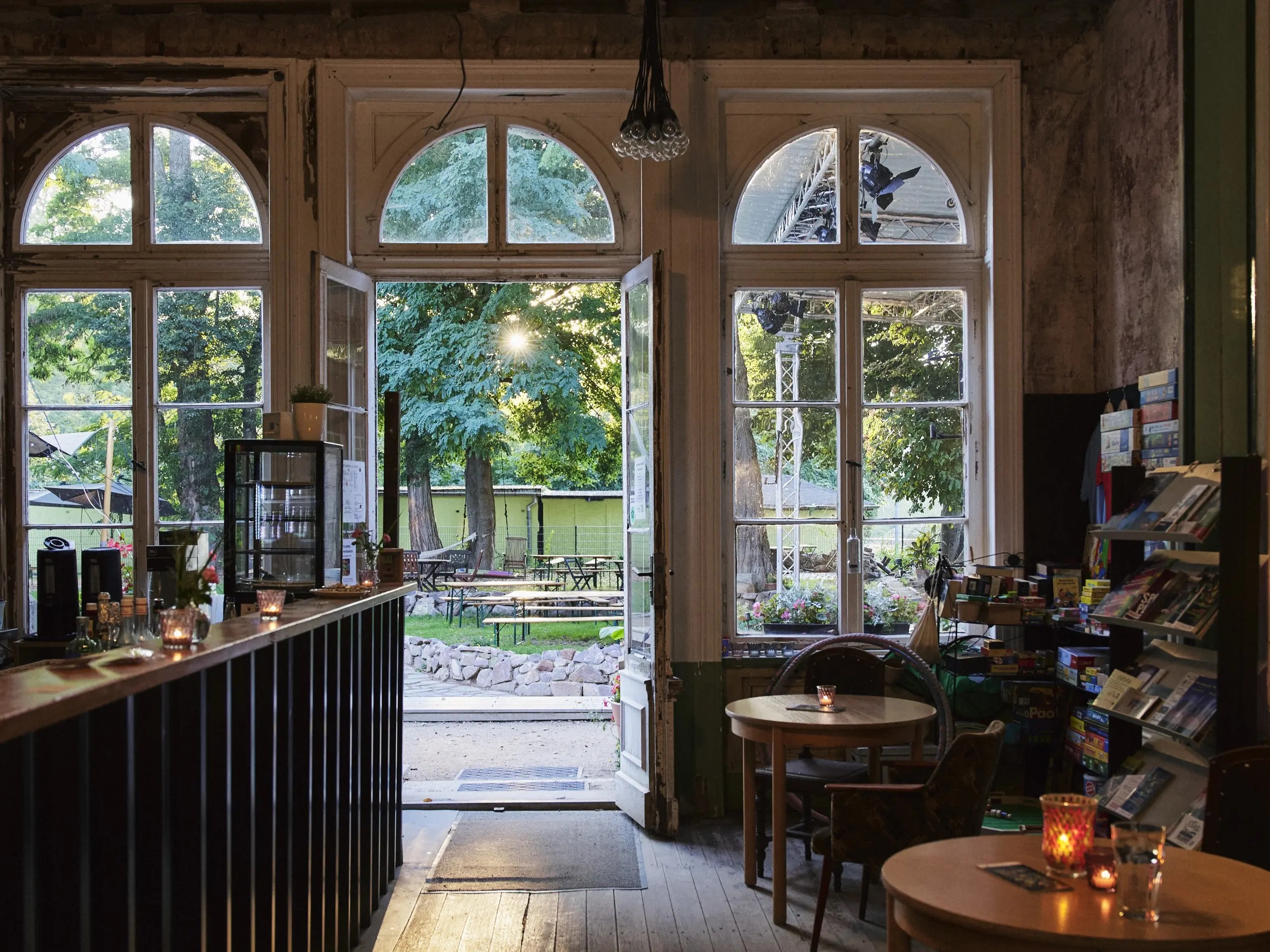 Essens- und Sozialbereich des Festivals mit Tanz und guter Stimmung.